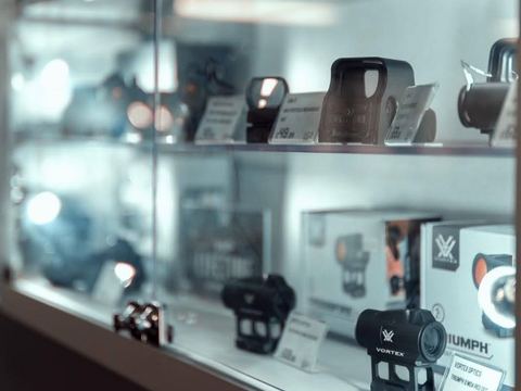 Optics in the shop display cabinet